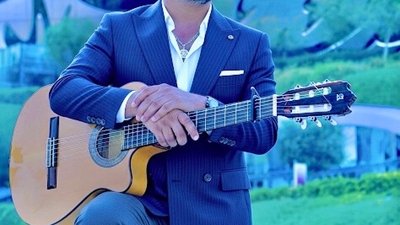 TITO performing Un Amor during a live Latin music session in Dubai